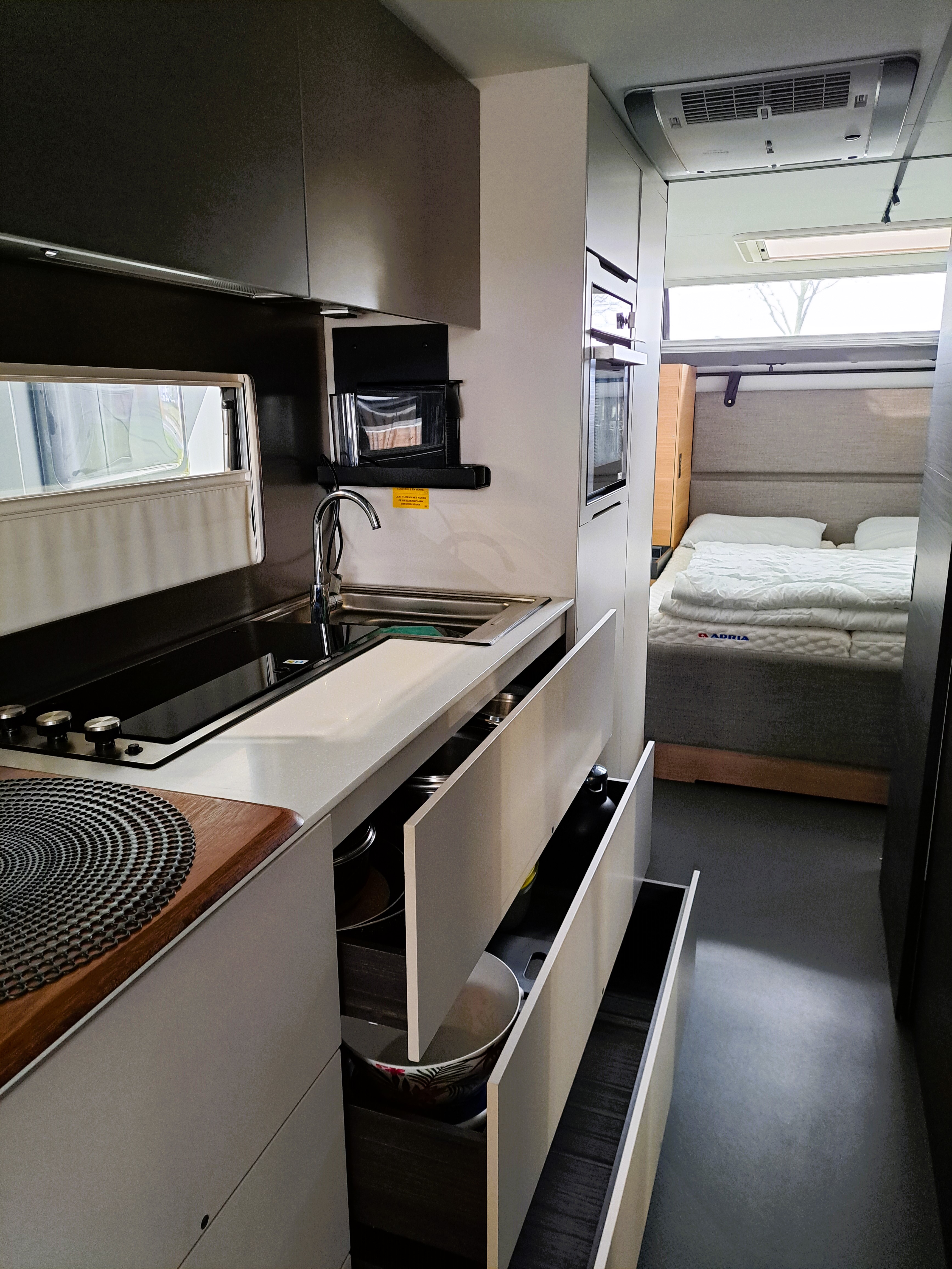 Camping Schoolzicht in Aagterkerke: Luxe en modern kamperen in deze ruime 2-persoons caravan!
