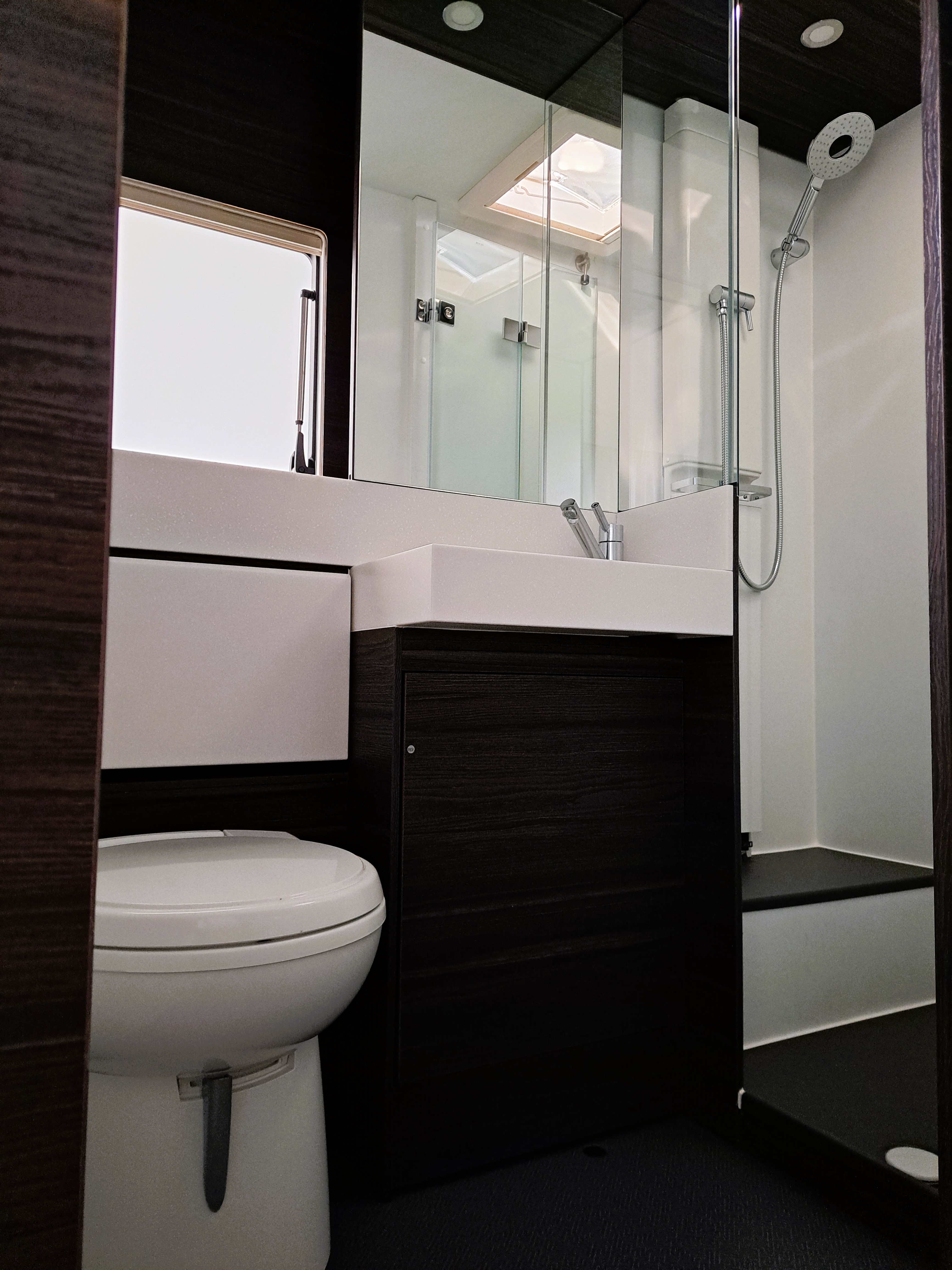 Camping Schoolzicht in Aagterkerke: Luxe en modern kamperen in deze ruime 2-persoons caravan!